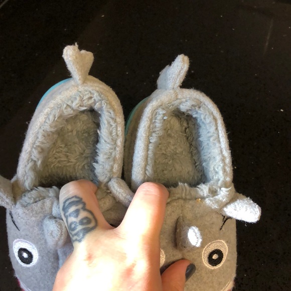 Shark slippers for toddlers - Picture 4 of 6